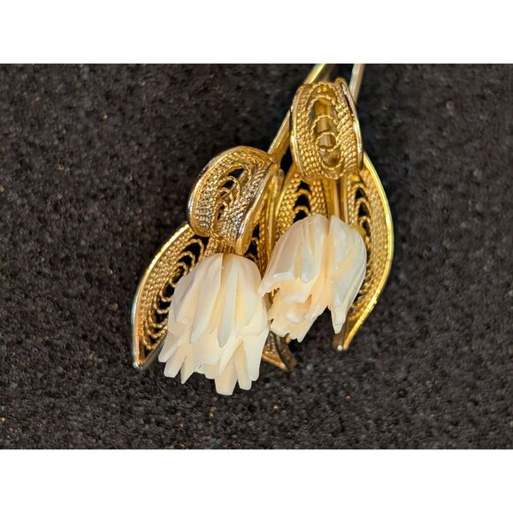 Vintage Gold Tone Flower Brooch White Carved Petals Filigree Detailing - Picture 2 of 5